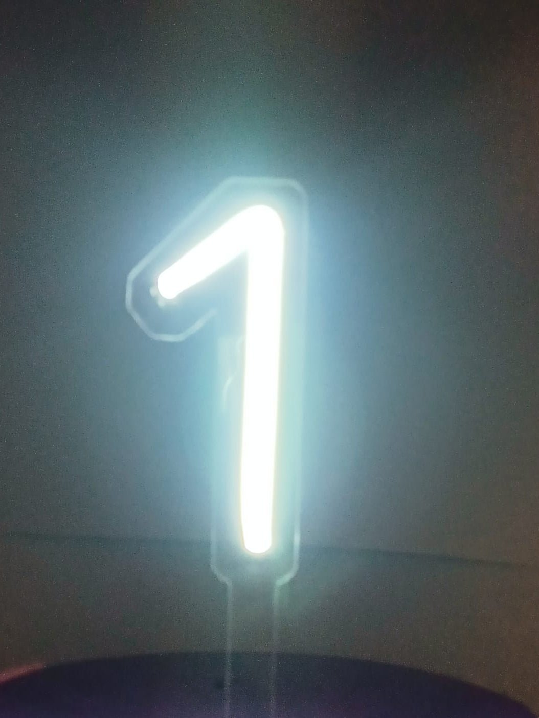 El Uno · Su primer año, su primera luz - Lumina Ideas