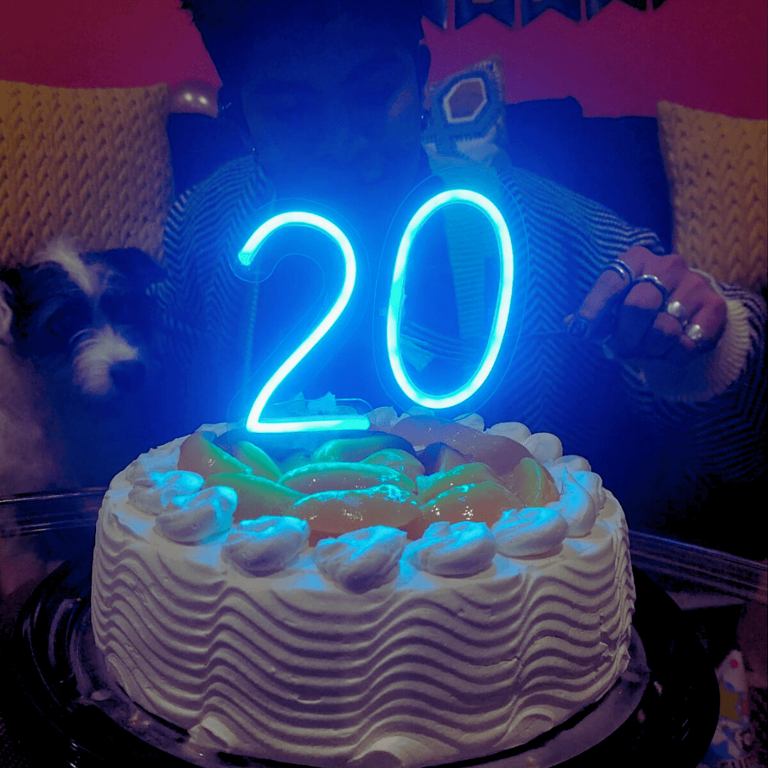 Vela Neón Flex Número 0 Premium Edición Exclusiva Inalámbrica en pastel de cumpleaños - Lumina Ideas