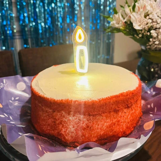 Vela Neón Flex Forma Velita Premium sobre pastel de celebración Lumina Ideas