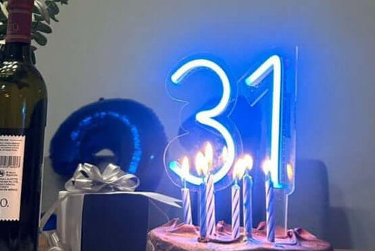 Vela Neón Flex Número 1 Premium sobre pastel de cumpleaños Lumina Ideas