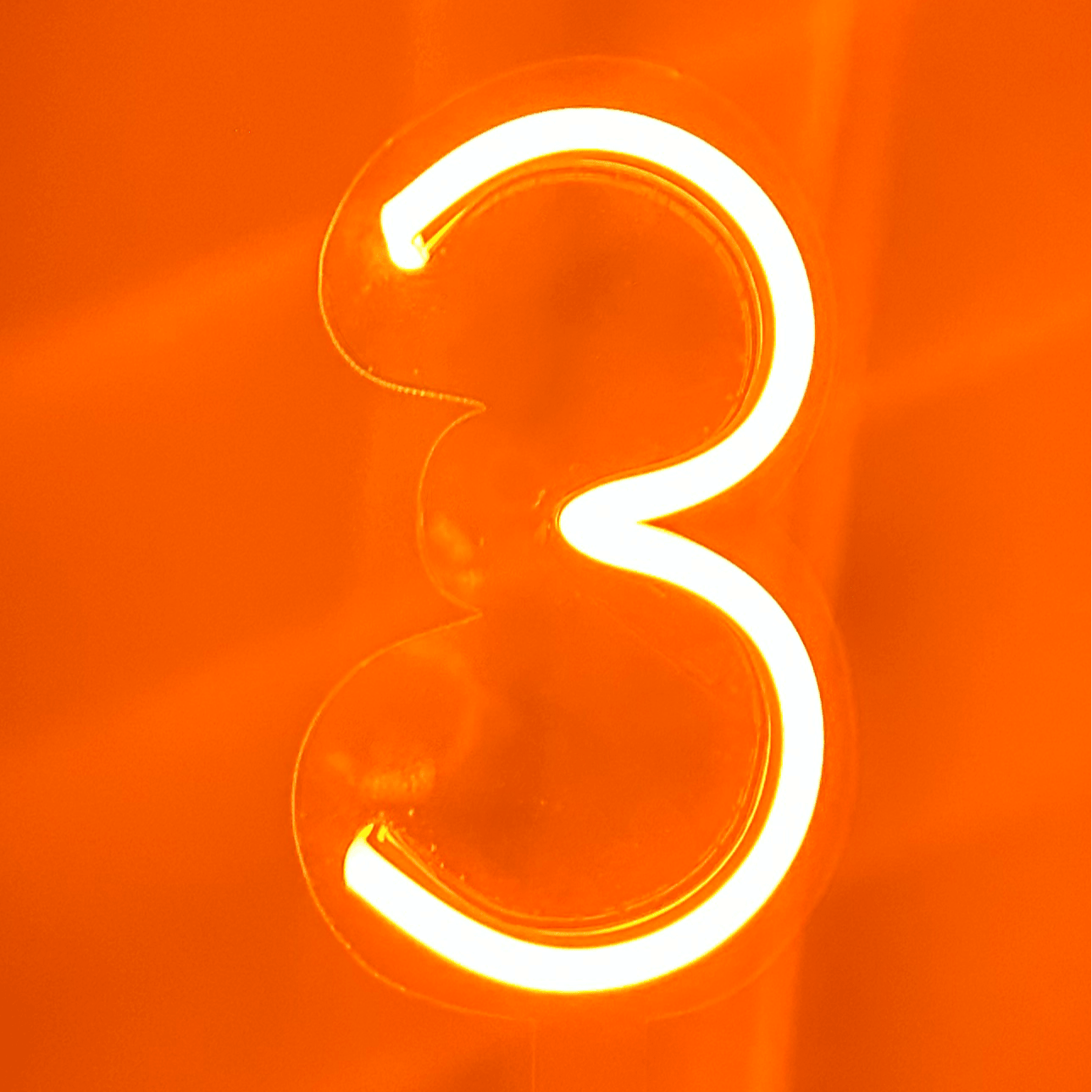Vela Neón Flex Número 3 Premium color naranja fondo liso Lumina IdeasVela Neón Flex ¨3¨ para pastel de cumpleaños variedad de colores - Lumina Ideas