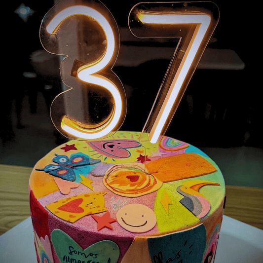Vela Neón Flex Número 3 Premium sobre pastel de cumpleaños Lumina Ideas