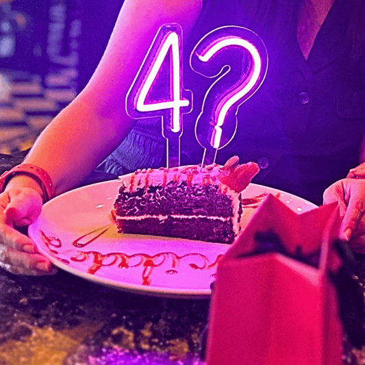 Vela Neón Flex Número 4 Premium sobre pastel de cumpleaños Lumina Ideas