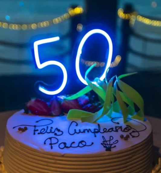 Vela Neón Flex Número 5 Premium dorado sobre pastel de cumpleaños Lumina Ideas