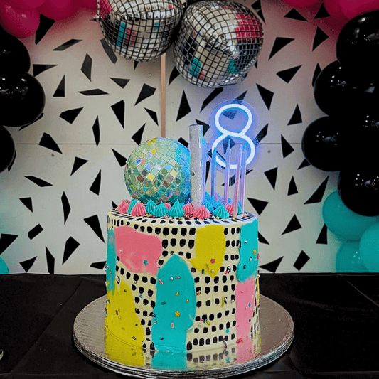Vela Neón Flex Número 8 Premium sobre pastel de cumpleaños Lumina Ideas