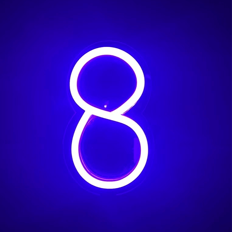 Vela Neón Flex Número 8 Premium color morado fondo liso Lumina Ideas