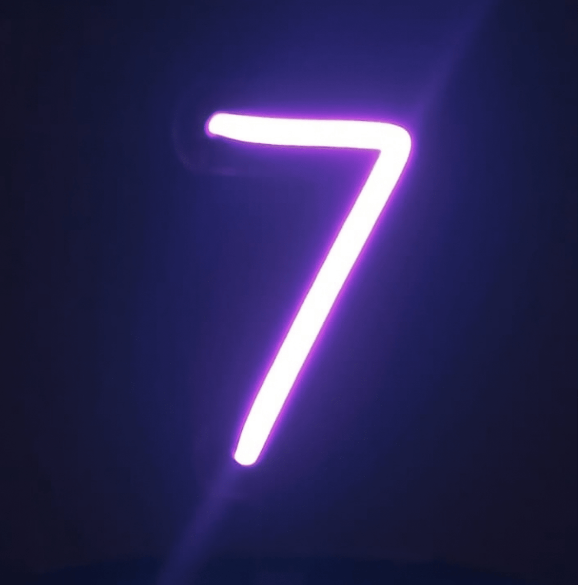 Vela Neón Flex Número 7 Premium color morado Lumina Ideas